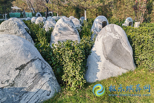 选择天津陵园有哪些优势？需要注意哪些事项？